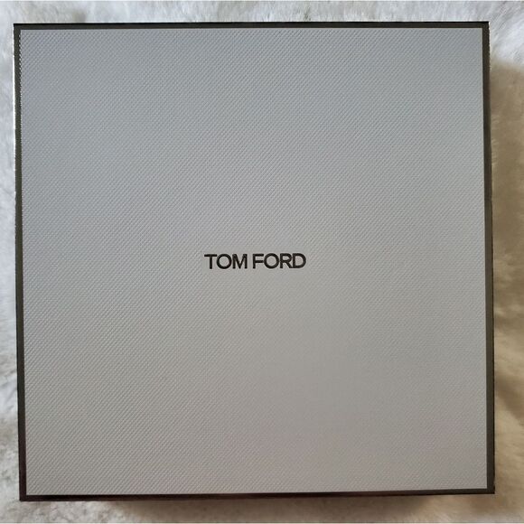 Tom Ford Gilt Blush Highlighter, Soleil Blanc Body Oil & Paradiso Lipstick - Picture 10 of 16